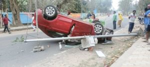 The-car-hit-the-pole-and-overturned-on-the-road-four-people-injured-including-two-children