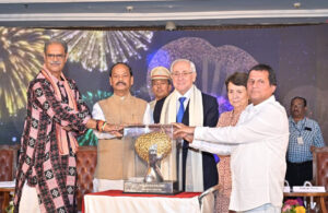 ଏଫ୍‌ଆଇଭିବି ସଭାପତି ଆରି ଗ୍ରାସାଙ୍କୁ ସମ୍ମାନଜନକ କିସ୍‍ ହ୍ୟୁମାନିଟାରିଆନ୍‍ ସମ୍ମାନ