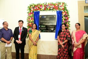 ଭାରତୀୟ ଷ୍ଟେଟ ବ୍ୟାଙ୍କ ଦ୍ଵାରା ରମାଦେବୀ ମହିଳା ବିଶ୍ବବିଦ୍ୟାଳୟକୁ ସାନିଟାରୀ ନାପକିନ ଭେଣ୍ଡିଂ ମେସିନ ଓ ଇନ୍ସିନେରେଟର ପ୍ରଦାନ